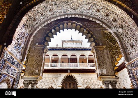 gericht der dirnen boegen mosaiken alcazar palast sevilla andalusien
