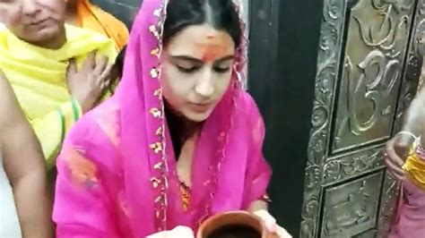sara ali khan offers prayer  mahakal temple  ujjain bollywood