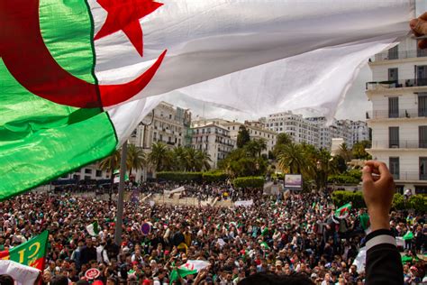 algerie des milliers dans les rues pour la fete nationale mais pas