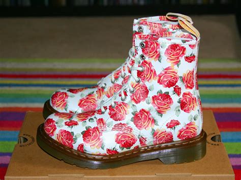 bnib dr martens rare discontinued valentine red rose floral  eye boots boots valentines