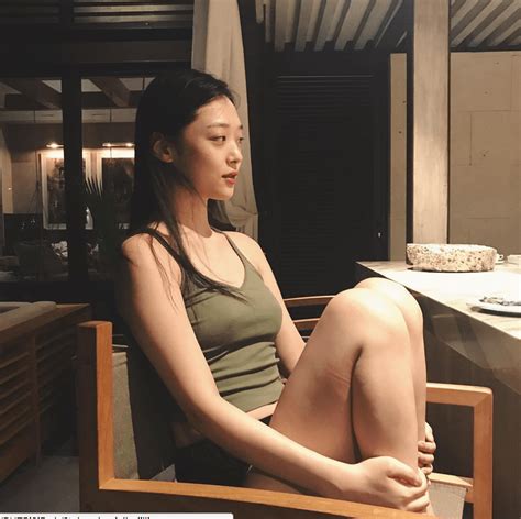 Sulli Doesn T Wear A Bra Again Koreans React Positively