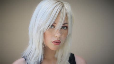 fondos de pantalla cara mujer modelo pelo largo pelo blanco mirando al espectador