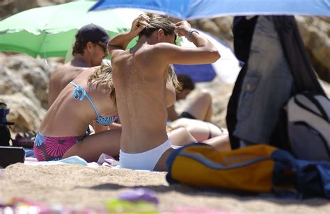 femmes bronzant seins nus sur la plage 141 porn pic