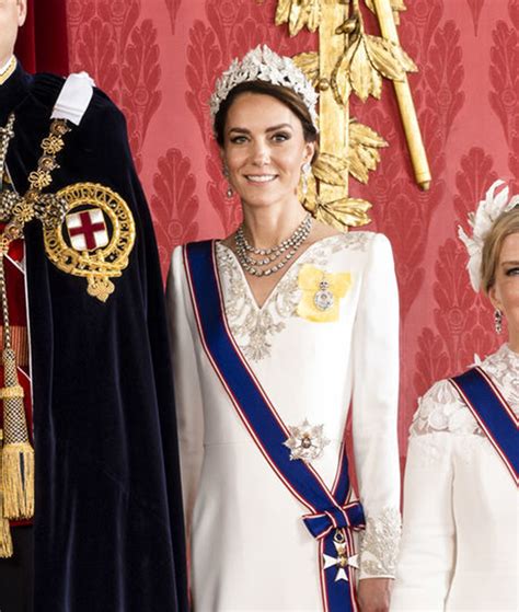 official portraits reveal kate middletons hidden tribute   late queen  coronation day