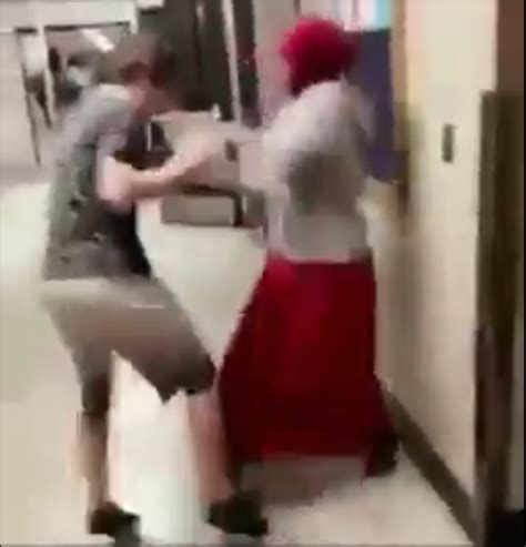 somali muslim girl has causes a stir with her boxing skills after