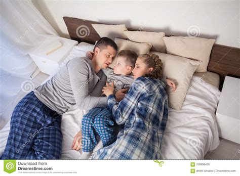 Mamma En Papa En Weinig Jongen In De Slaapkamer Stock Afbeelding