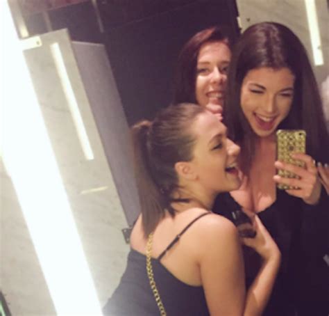 these teen girls took flawless bathroom selfies with an