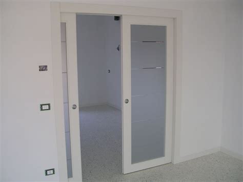 Porta laccata bianca pantografata repubblica san marino хранение в шкафчиках, шкафчики, двери, мебель. Porta scorrevole a due ante a vetri laccata Padova - Realizzazione