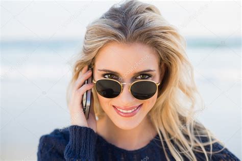 그녀의 sunglasse에 보고 하는 전화에 밝고 화려한 금발 — 스톡 사진