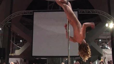 amazing naked pole dancer