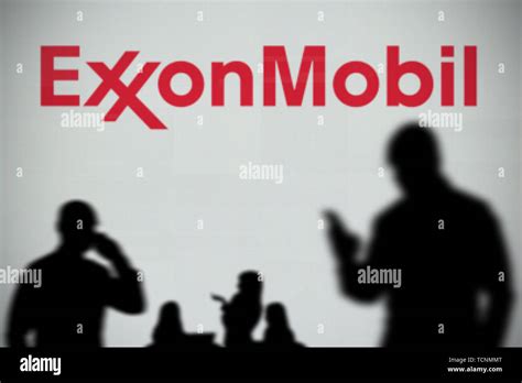 el logotipo de exxonmobil es visto en una pantalla led en el fondo