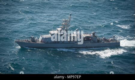 usn cyclone class coastal patrol ship uss zephyr fires  mb stock photo  alamy