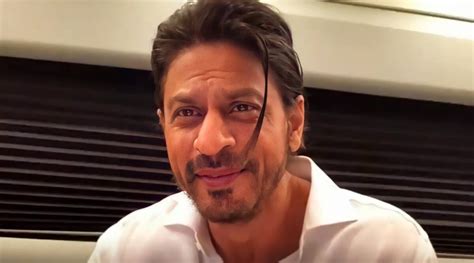 shah rukh khan jokes he has no work promises mother to be he will help