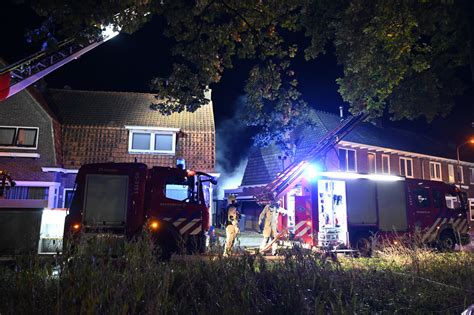 veel schade bij woningbrand  almelo bewoners ongedeerd foto tubantianl