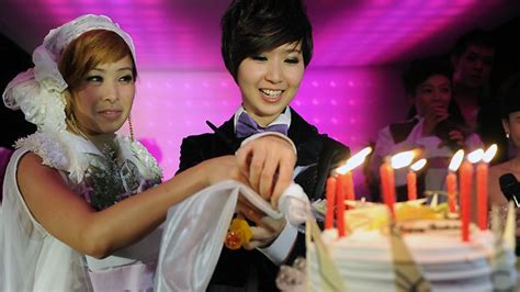 Lesbian Couples Tie The Knot In Taiwan S Biggest Same Sex