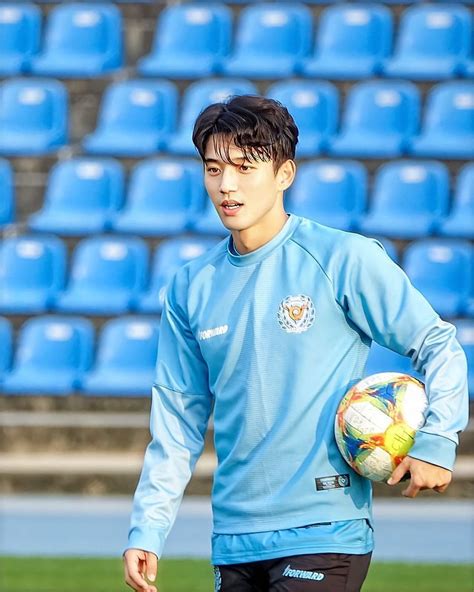 potret jeong seung won pemain sepak bola kebanggan korsel  dianggap terlalu tampan