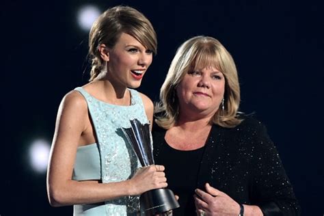 Taylor Swift S Mom Was Freaked Out By Her 2009 Csi Cameo