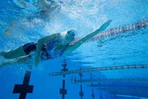 breathing exercises for underwater distance swimming woman