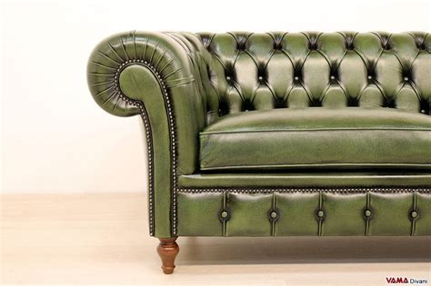 L'equazione per un ideale look in stile country è servita! Divano Chesterfield Roma in Vera Pelle Verde Effetto Usato