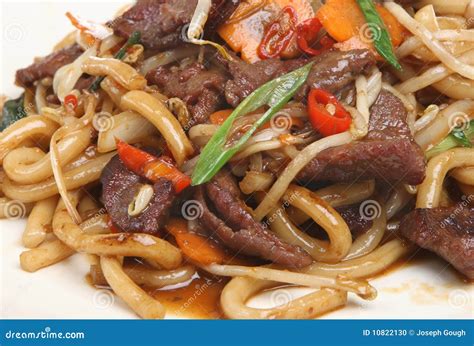 het chinese rundvlees beweegt gebraden gerecht met noedels meeneem stock foto afbeelding