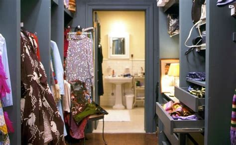 carrie bradshaw s closet with images carrie bradshaw apartment