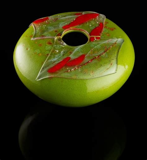 keramiek glas combinatie  groen met kleine rode accenten glasatelier lucia admiraal heiloo