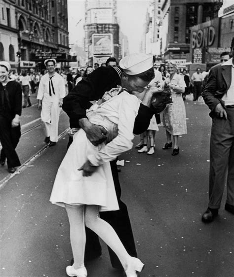 V J Day Kiss In Times Square Go Behind The Lens Of That
