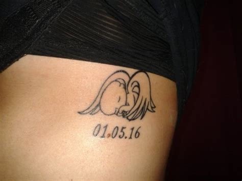 se harían un tatuaje en honor al su ángel pérdida de un bebé