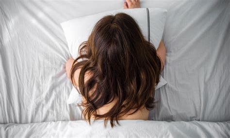 Sleeping Naked Benefits 7 Reasons To Sleep Nude Who