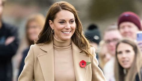 kate middleton remains calm as royal fan breaks ‘unwritten rule with