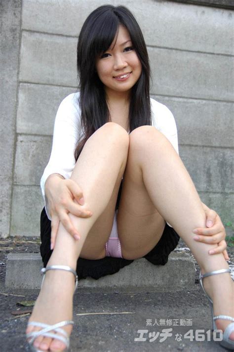 une jolie asiatique montre sa culotte sous sa jupe
