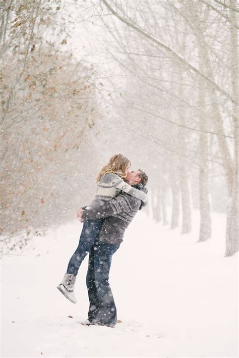 30 winter engagement photo ideas to warm your heart deer pearl flowers part 2
