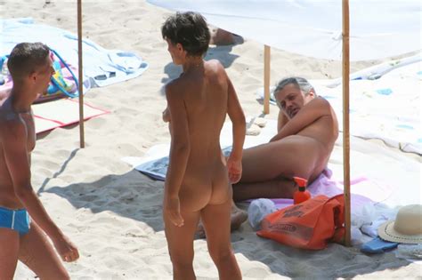 naked teens play together at a public beach pichunter
