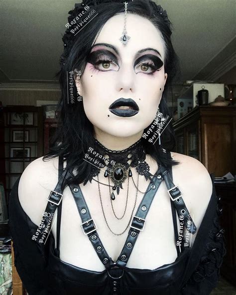 𝕽𝖔𝖝𝖆𝖓𝖊 🇫🇷🍷⚓️ 🌹 ☥ 🦇 Sur Instagram 😬 👀 Goth French Witch