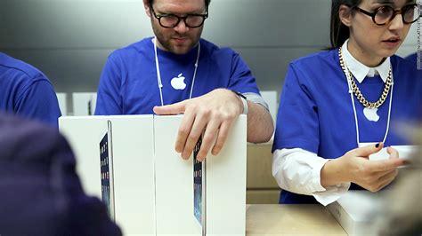 apple sued  employees  labor issues