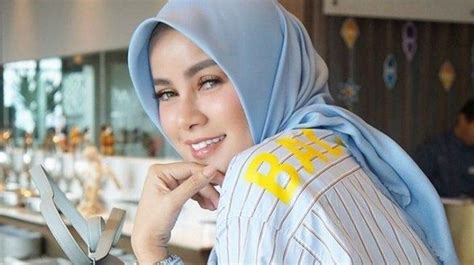 Baru Pakai Hijab Dewi Sandra Suruh Olla Ramlan Bakar