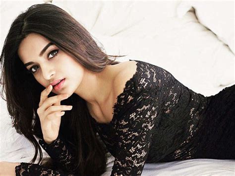 actress nidhhi agerwal okay with no dating clause hindi movie news