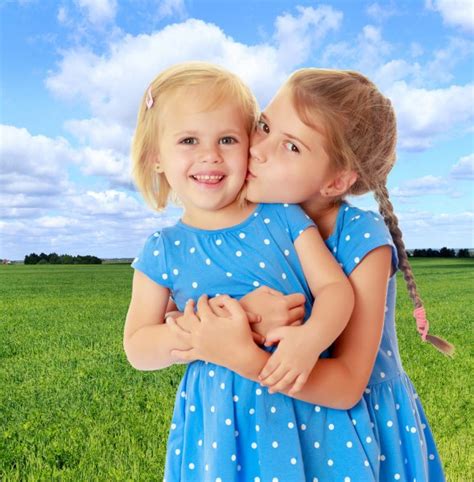 fotos de dos niñas besandose de stock imágenes de dos