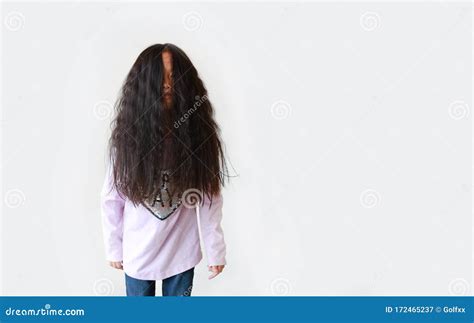 portret van een aziatisch meisje met een lang rommelig haar bedekt haar gezicht geisoleerd op