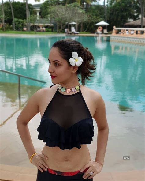 7 Hot Sexy Sayantika Banerjee Bikini Pics