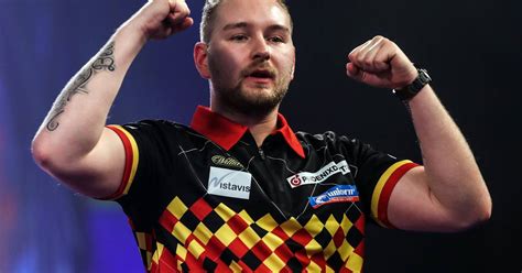 dancing dimi debuteert  premier league darts  te zien op vtm  mooie binnenkomer als