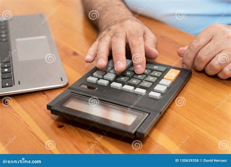 mens die calculator thuis gebruiken berekenend rekeningen stock foto image  bankwezen