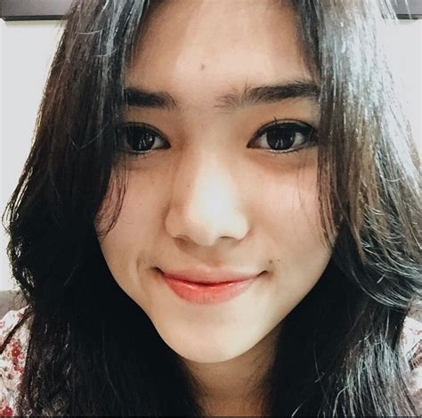 foto isyana sarasvati penyanyi indonesia yang cantik