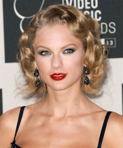Taylor Swift Medium Wavy Hairstyle With Images Taylor