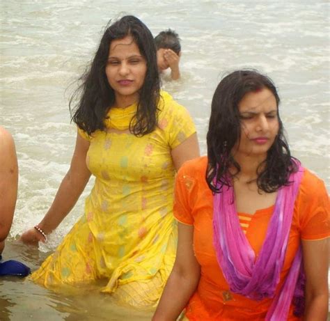 latest fashion and styles desi girls bathing in river hd photos