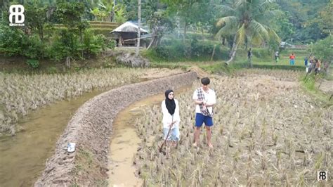 potret perjalanan  rumah lesti kejora  cianjur lewati hutan bekas longsor foto