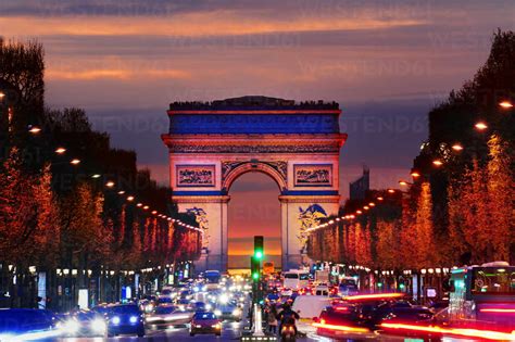arc de triomphe  traffic  night paris ile de france france