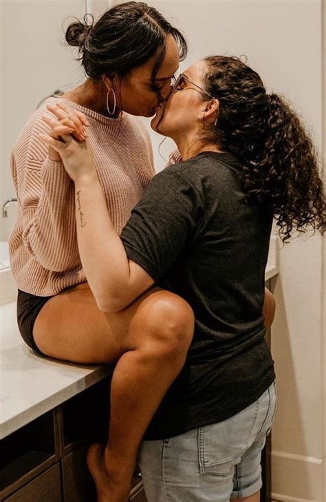 amateur girls kiss lesbians collections lesbian 125 pics