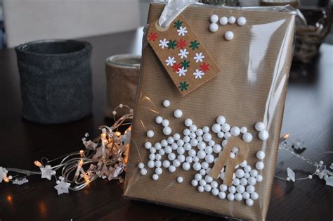 kerstcadeaus inpakken met bruin papier doorzichtige folie geschenken inpakken geschenk