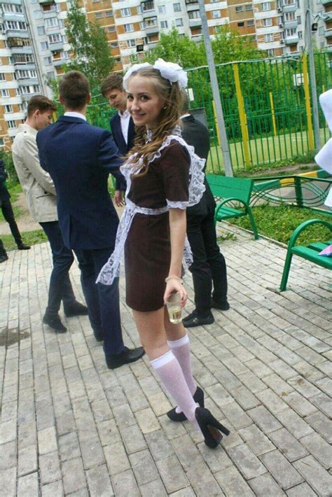 【画像】卒業式の後パンツまでは見せてくれるロシアの女子高生たちがエロ可愛すぎる ポッカキット